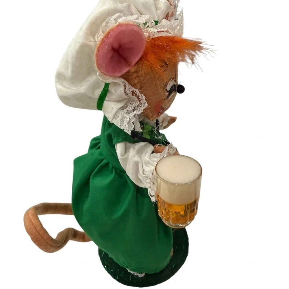 Annalee St.Patricks Day Irish Pub Girl Mouse with beer stein 7 inch